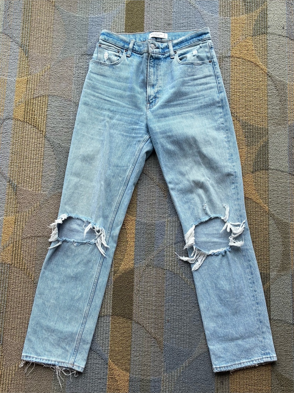 Abercrombie & Fitch The 90s Straight Ultra High Rise Jeans
Women's Size 28